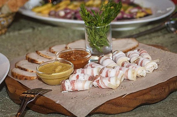 Сало с двумя видами соусов